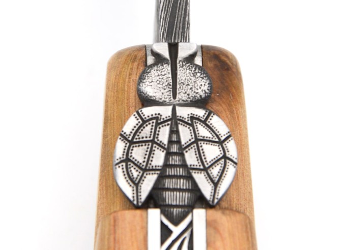 Laguiole-Jagdmesser 13.5 cm, Damastklinge Federmotiv, Wacholderholz