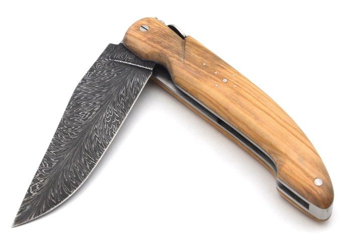 Laguiole de Chasse 13.5 cm, lame damas plume, manche en olivier