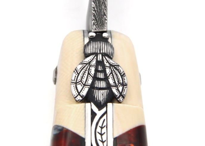 Couteau de Laguiole en molaire de mammouth rouge, lame Damas mosaïque