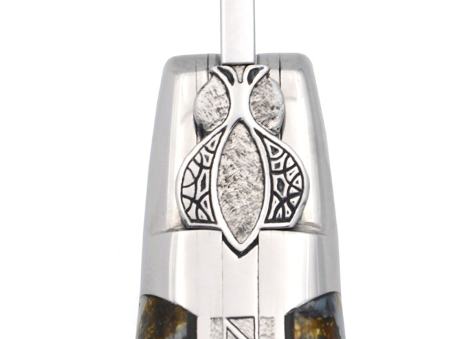 Couteau de Laguiole labellisé indication géographique en molaire de mammouth jaune, abeille et ressort ciselés au burin