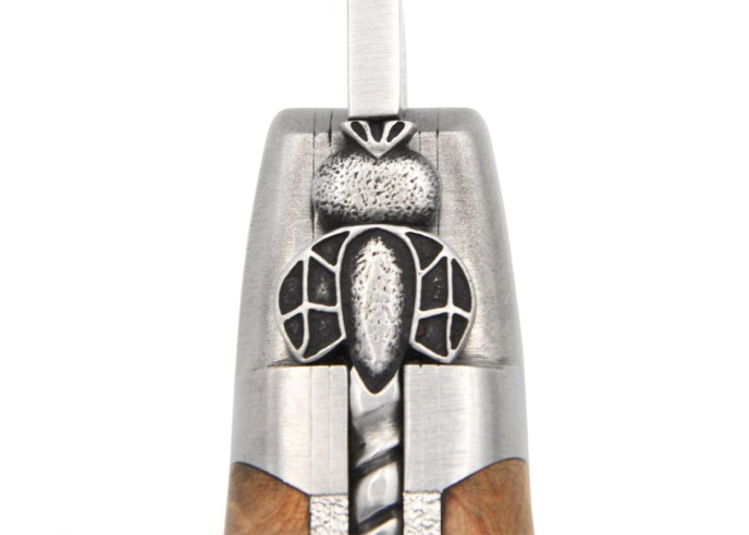 Laguiole-Messer mit Label Geografische Angabe, 12 cm Griff aus Wacholderholz, Biene und Doppleplatinen mit Stichel gemeißelt