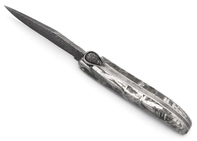 Der Meteorit mit Klinge und Feder aus Damaszenerstahl