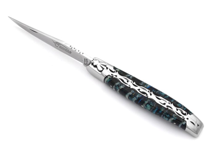 Couteau de Laguiole labelisé IG en molaire de mammouth bleue de 12cm, doubles platines ciselées, finition inox brillant